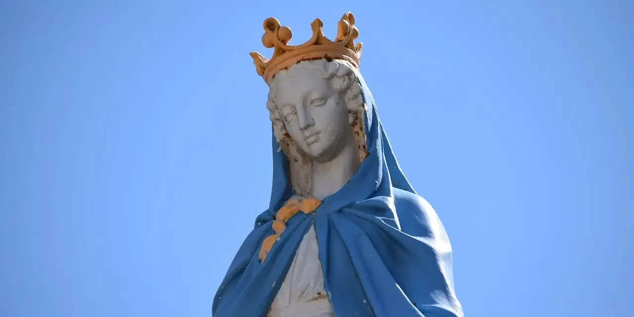 Posąg Matki Bożej z koroną na głowie, spoglądającej w dół. Jak w psalm 121, jej pomoc przychodzi z nieba.