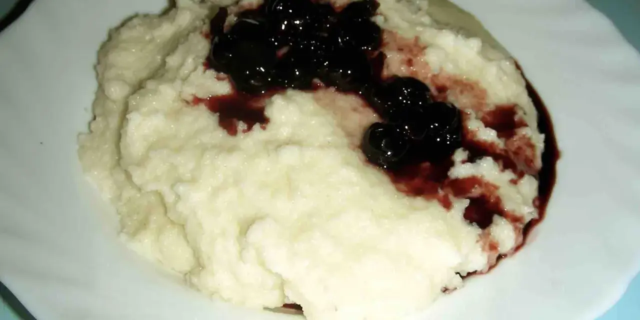 Puszysta kasza manna z wiśniami. Czy kasza manna ma gluten? Tak, tradycyjna kasza manna zawiera gluten.