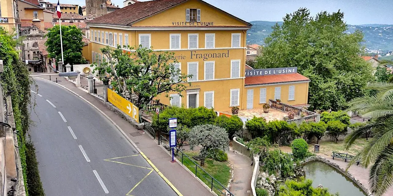 Visiter le vieux Grasse, la parfumerie Fragonard et son jardin verdoyant.