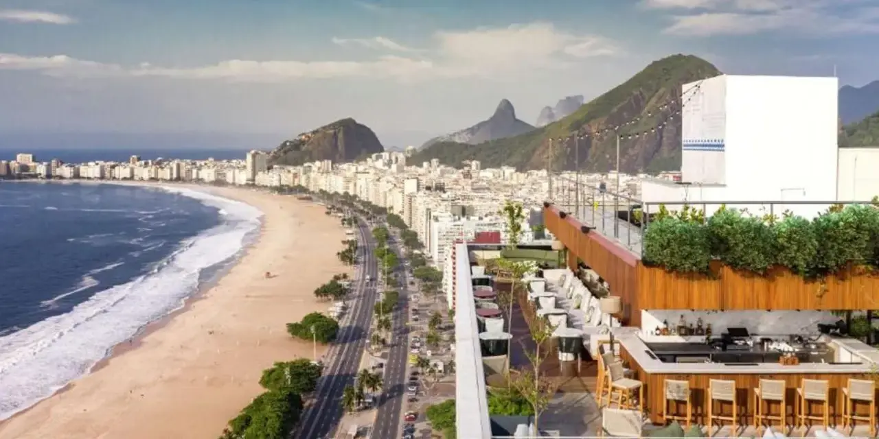 Widok na słynne brazylia plaże Copacabana z dachu hotelu. W oddali góry i miasto.