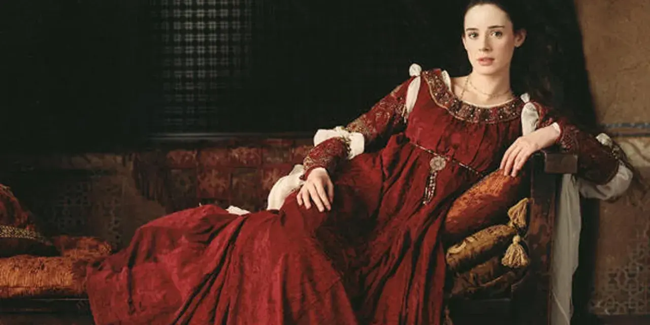 Juana la Loca, vestida de rojo, reflexiona sobre cuántos hijos tuvo.