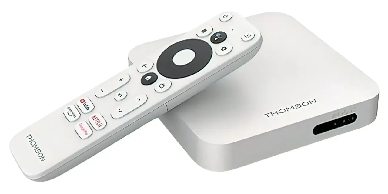 Biały smart tv box Thomson z pilotem. Dowiedz się, jak działa i jak łatwo sterować multimediami.