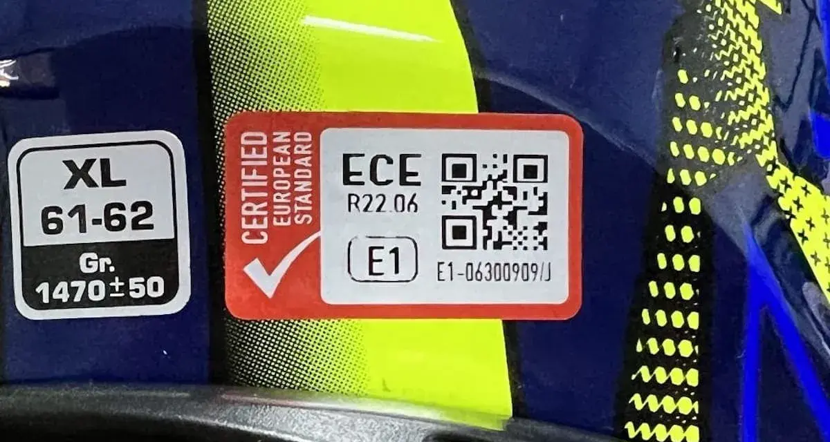Etichetta ECE R22.06 su casco: ecco come capire se un casco è omologato. Indica certificazione europea e peso.