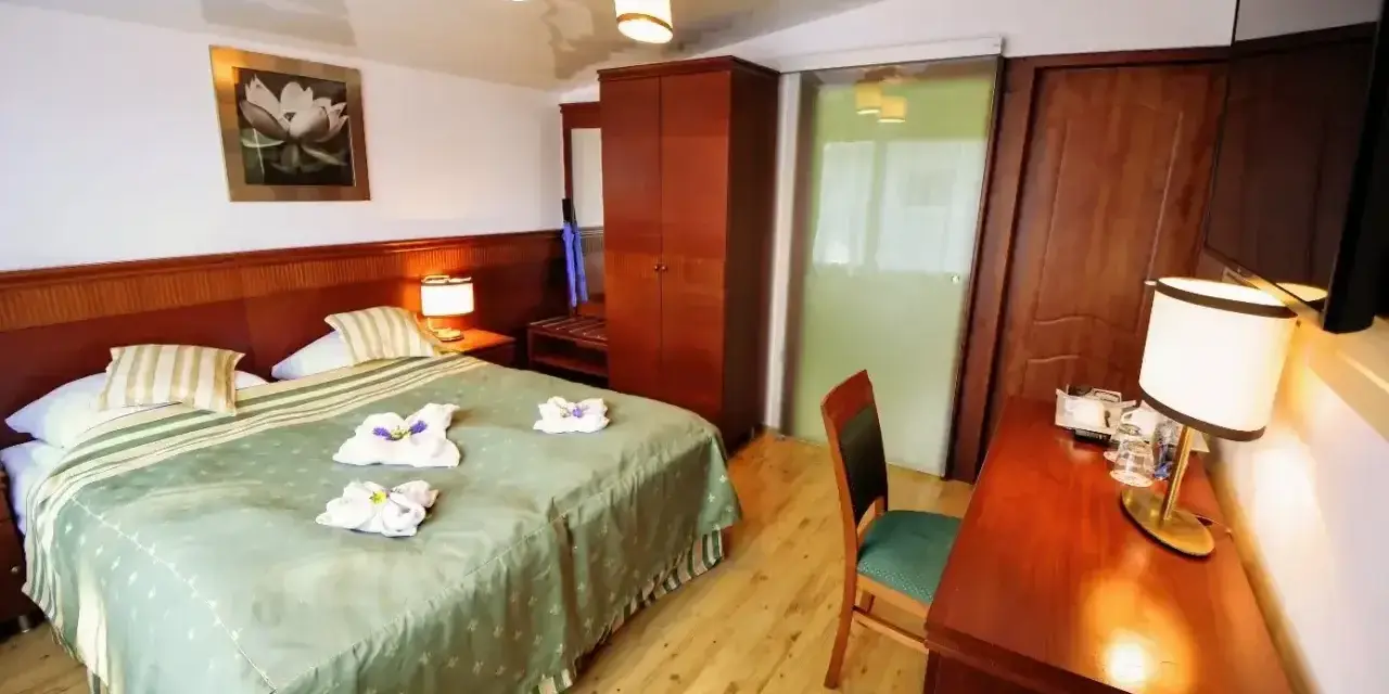 Przytulny pokój hotelowy z dużym łóżkiem. Zastanawiasz się, czy można wynająć pokój w hotelu nie mając 18 lat?