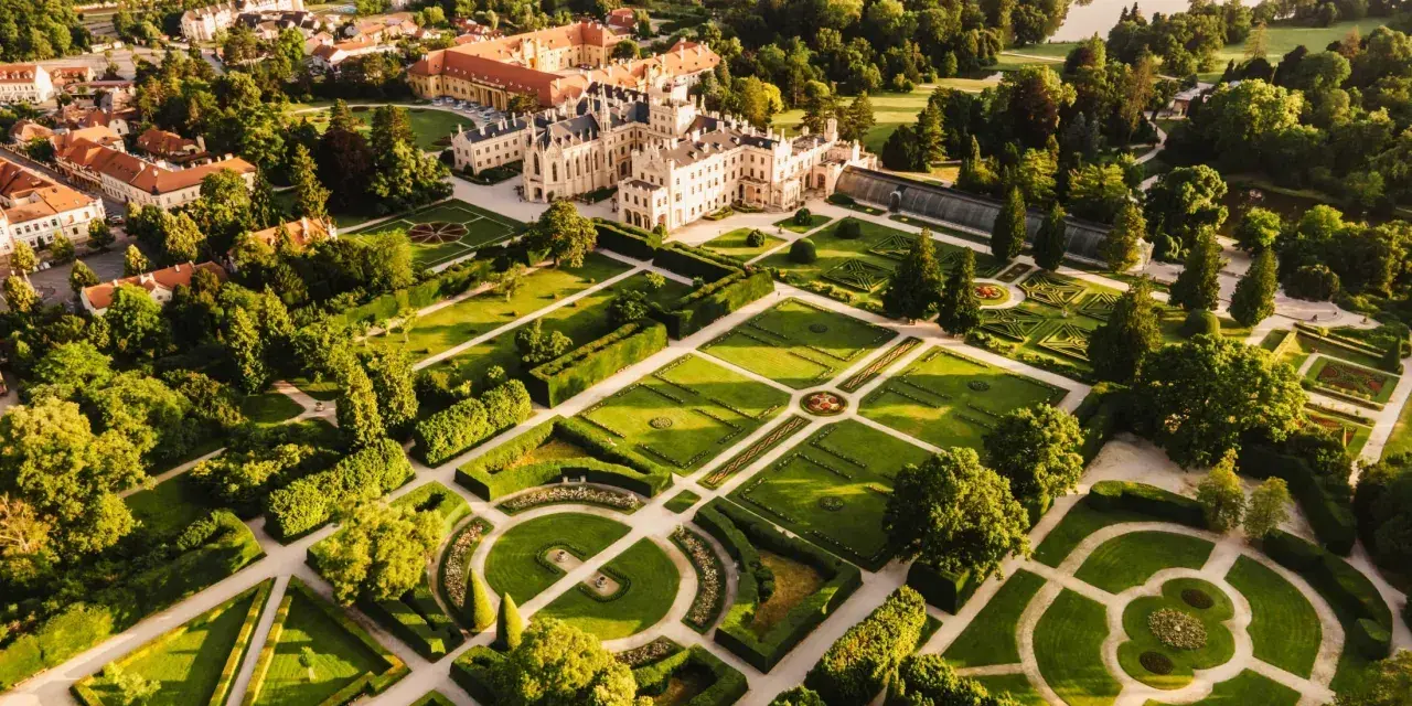 Zamek Lednice na Morawach w Czechach z rozległymi, geometrycznymi ogrodami.