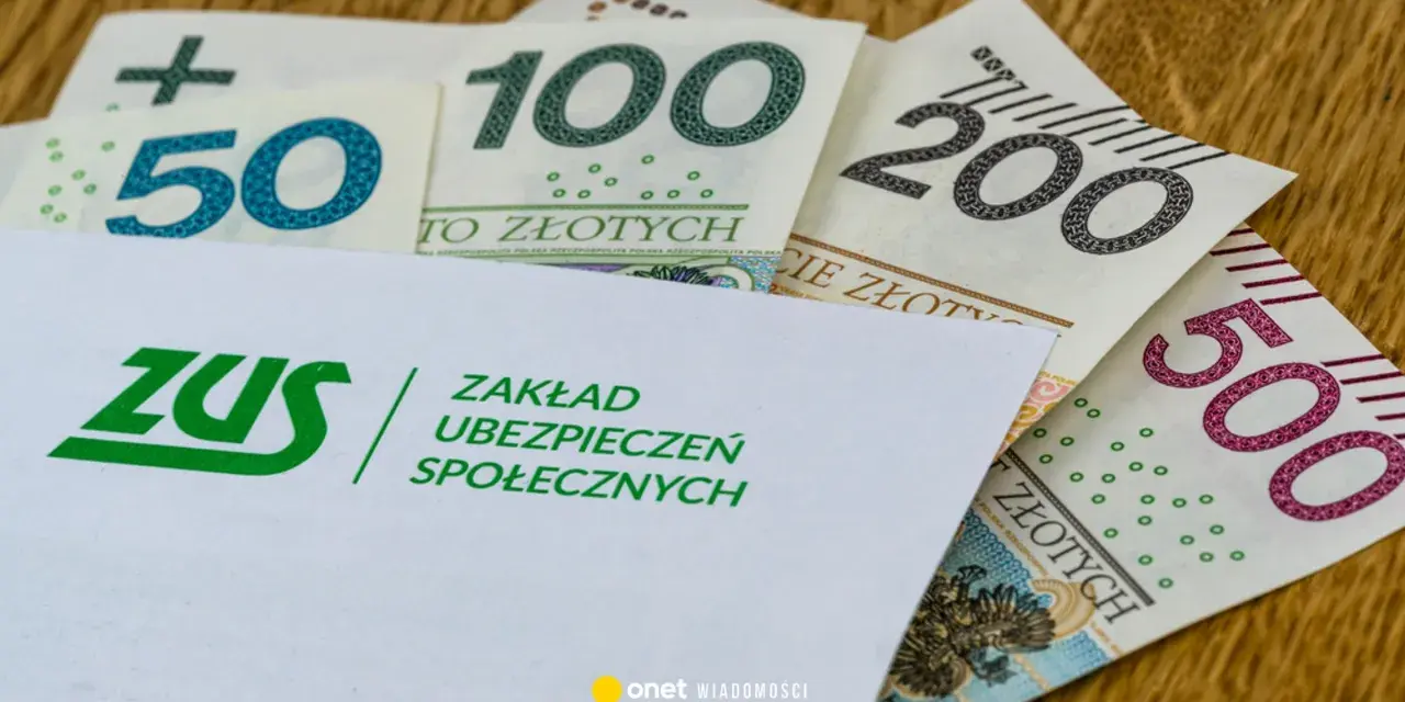 Koperta ZUS z napisem "Zakład Ubezpieczeń Społecznych" na tle polskich banknotów 50, 100, 200 i 500 zł. Symbolizuje świadczenie kompensacyjne.