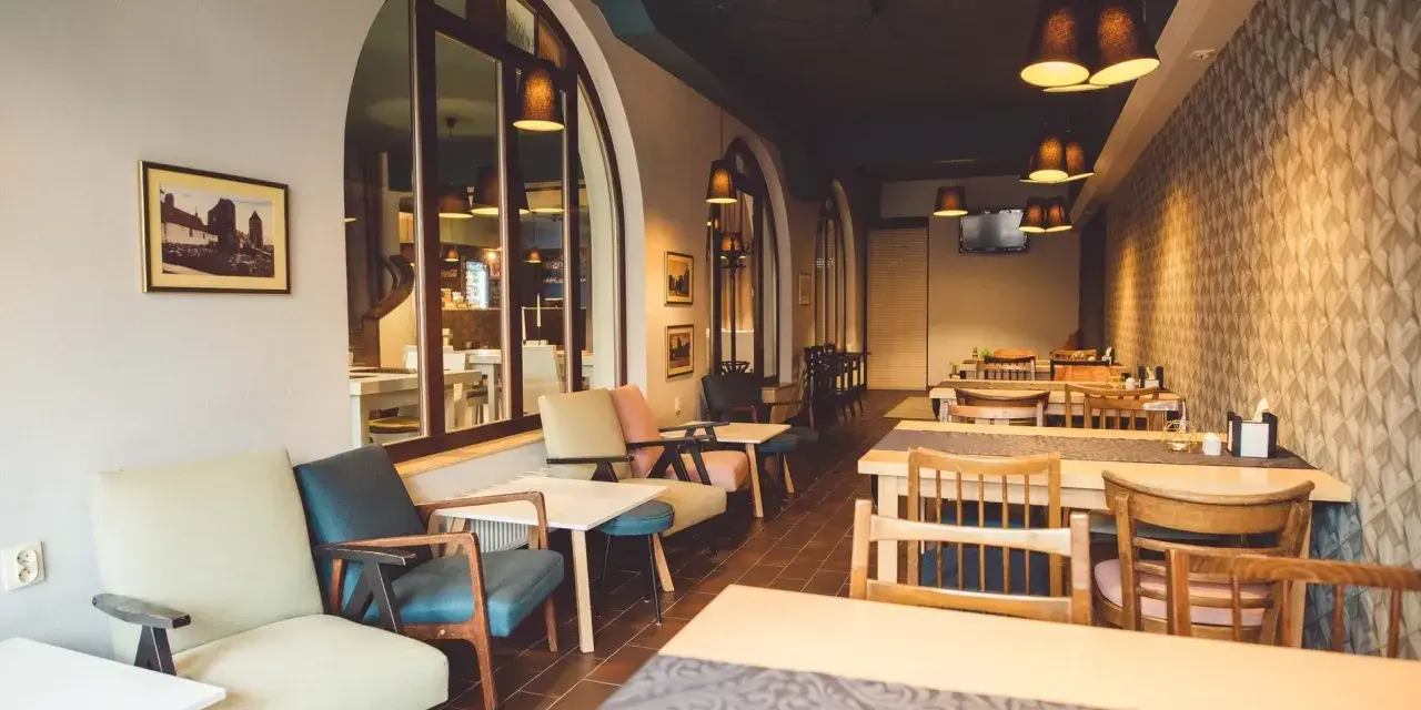 Przytulne wnętrze restauracji, idealne miejsce, gdzie zjeść w Chojnicach.