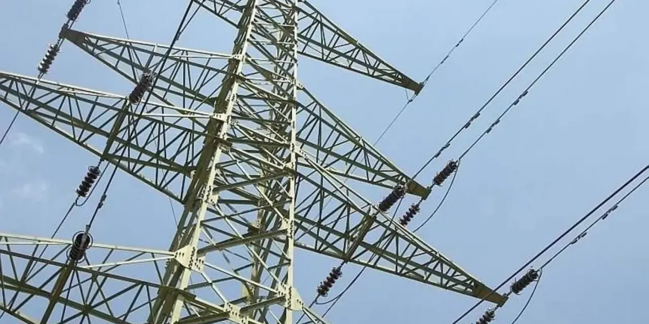 Wysoki maszt energetyczny z przewodami, przypominający o konieczności zachowania bezpieczna odległość od linii wysokiego napięcia 400 kv.