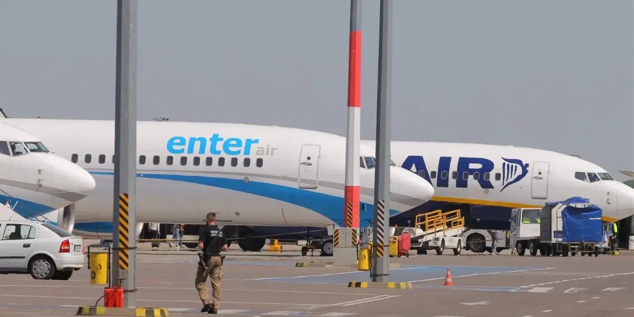 Samolot Enter Air na lotnisku. Zastanawiasz się, ile zarabia stewardessa Enter Air?