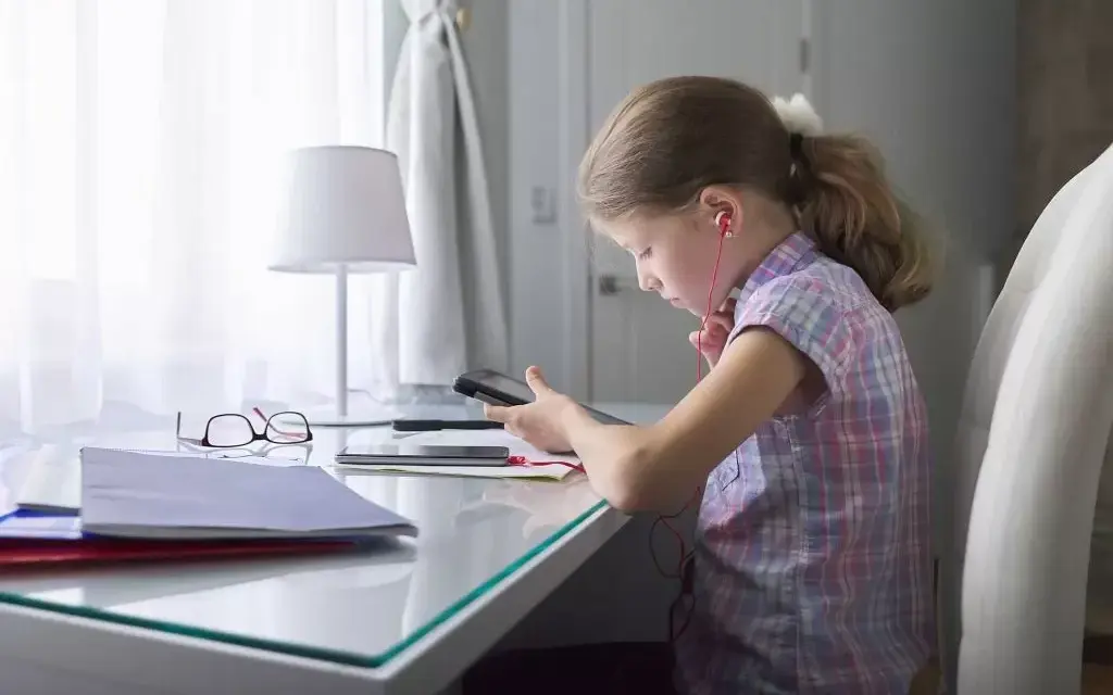 Jakie krzesło do biurka dla dzieci zapewni zdrową postawę i komfort?