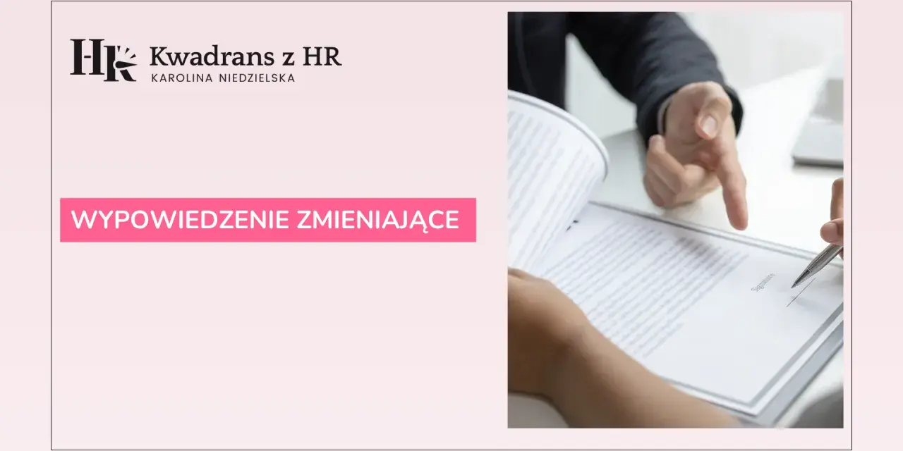 Ręce podpisują dokument, który może być wypowiedzeniem zmieniającym. Logo "Kwadrans z HR" sugeruje tematykę prawną.