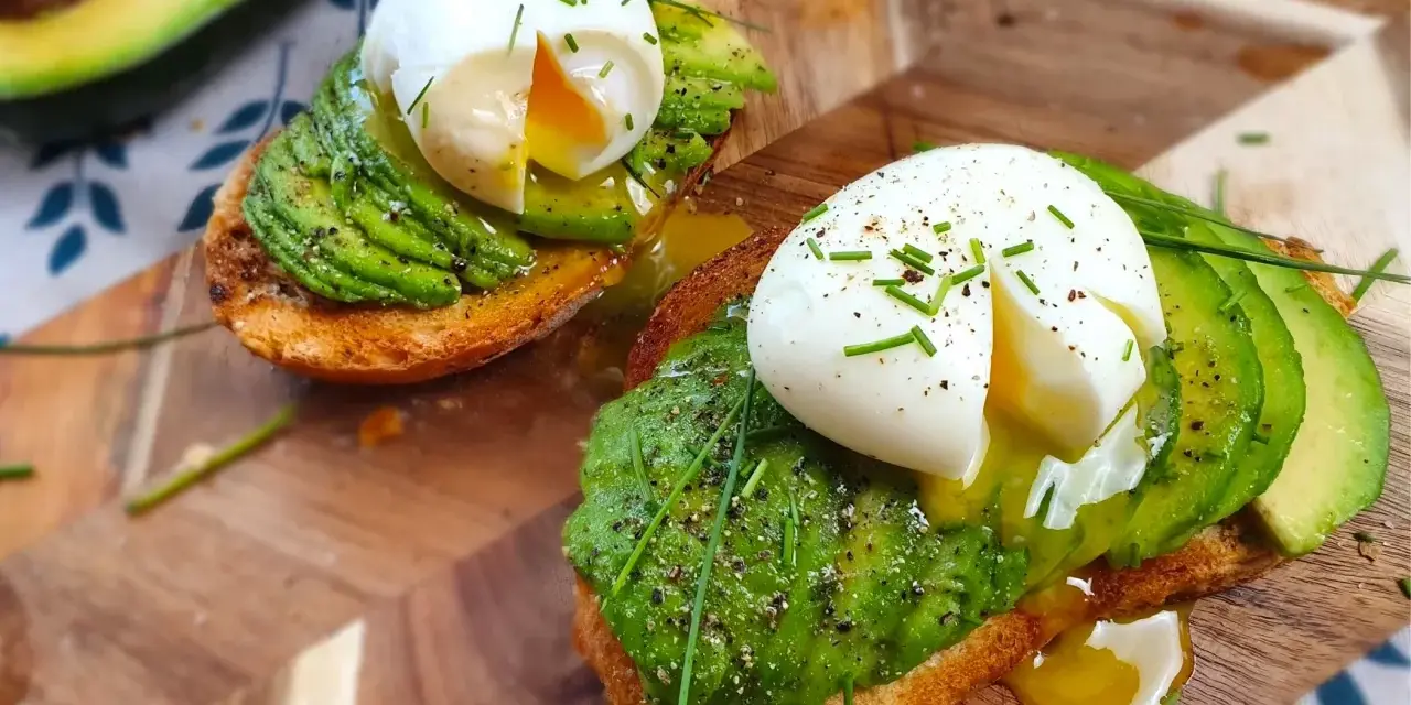Toast con uova in camicia e avocado, un piatto delizioso e salutare, pronto per essere gustato.