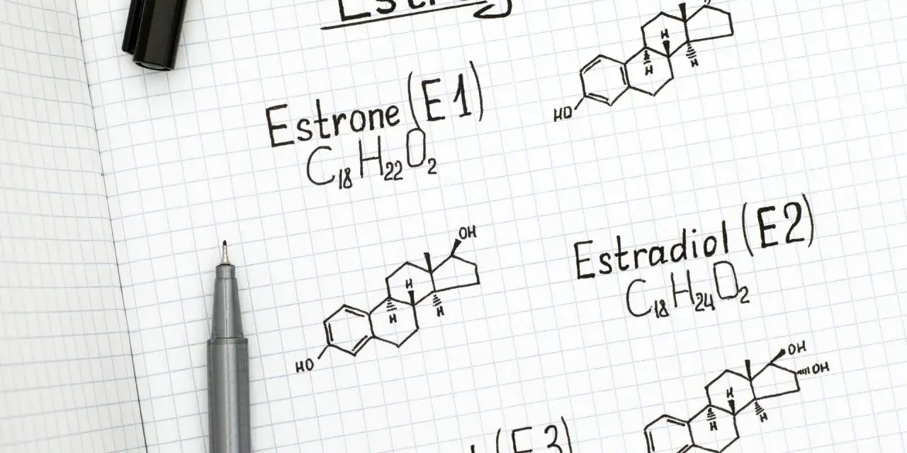 Struktury chemiczne estrogenów: estronu, estradiolu i estriolu. Notatki na kratkowanym papierze.