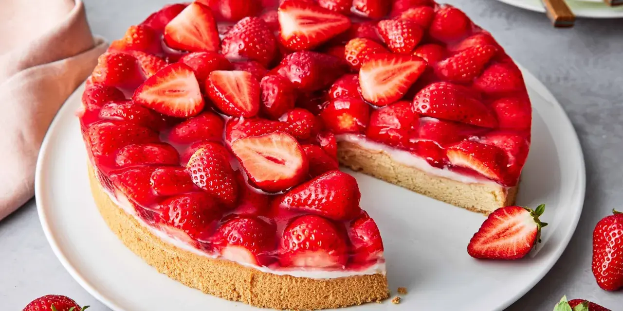 Saftiger Erdbeerkuchen mit frischen Früchten und Tortenguss. Ein Genuss, der einfach backen lässt und jeden begeistert.