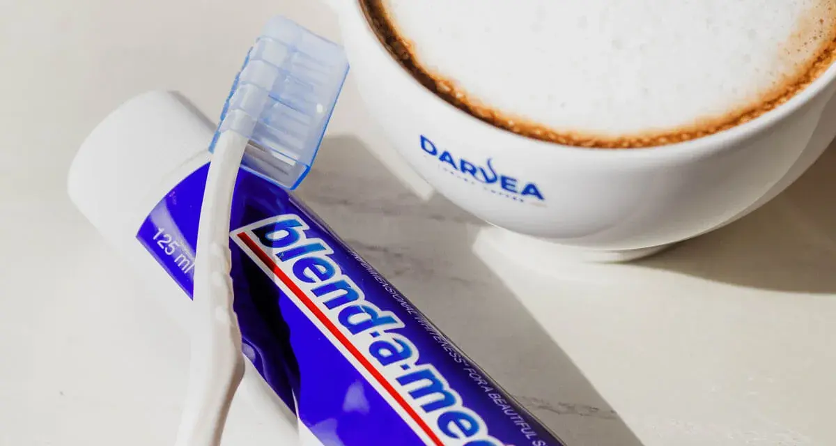 Kawa z pianką i pastą do zębów Blend-a-med. Pytanie brzmi: jaka kawa nie barwi zębów?