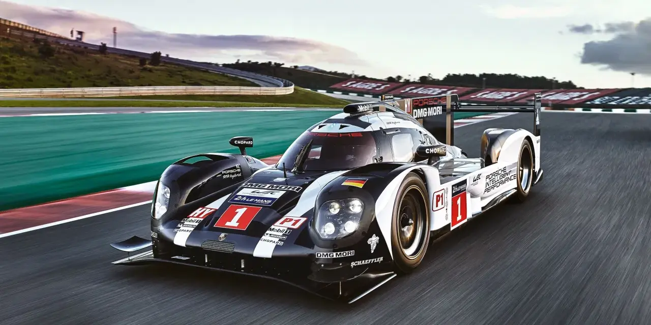 Porsche 919 hybrid z numerem 1 pędzi po torze wyścigowym.