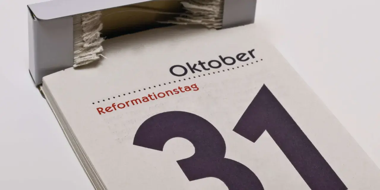 Kalenderblatt zeigt den Reformationstag am 31. Oktober. Ein Feiertag, der an die Anfänge der Reformation erinnert.