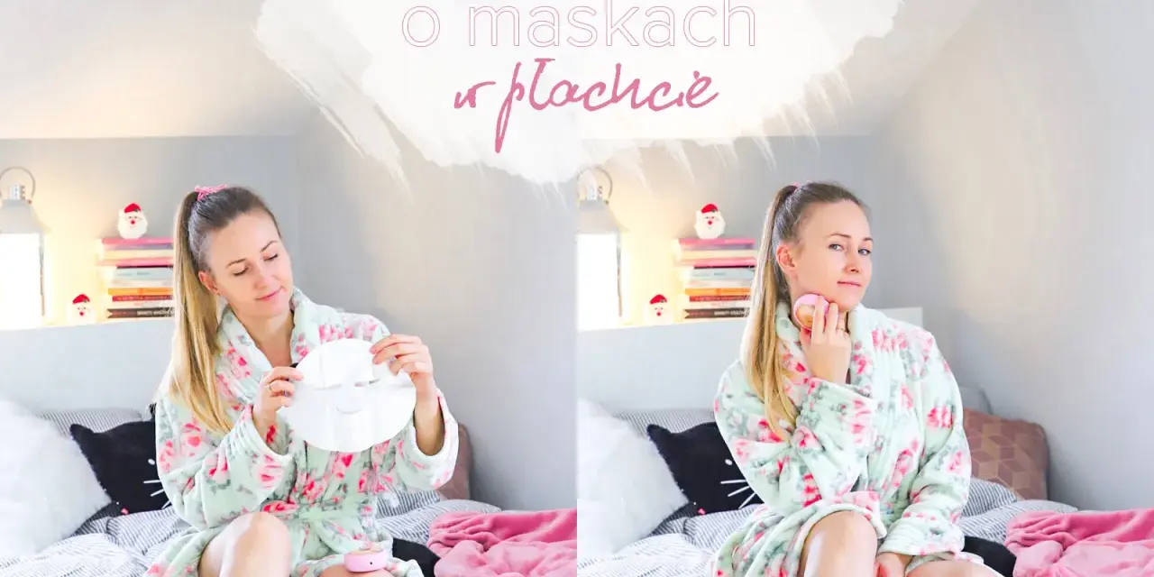 Czy po maseczce w płachcie nakłada się krem? Kobieta w szlafroku pokazuje maskę i urządzenie do pielęgnacji twarzy.