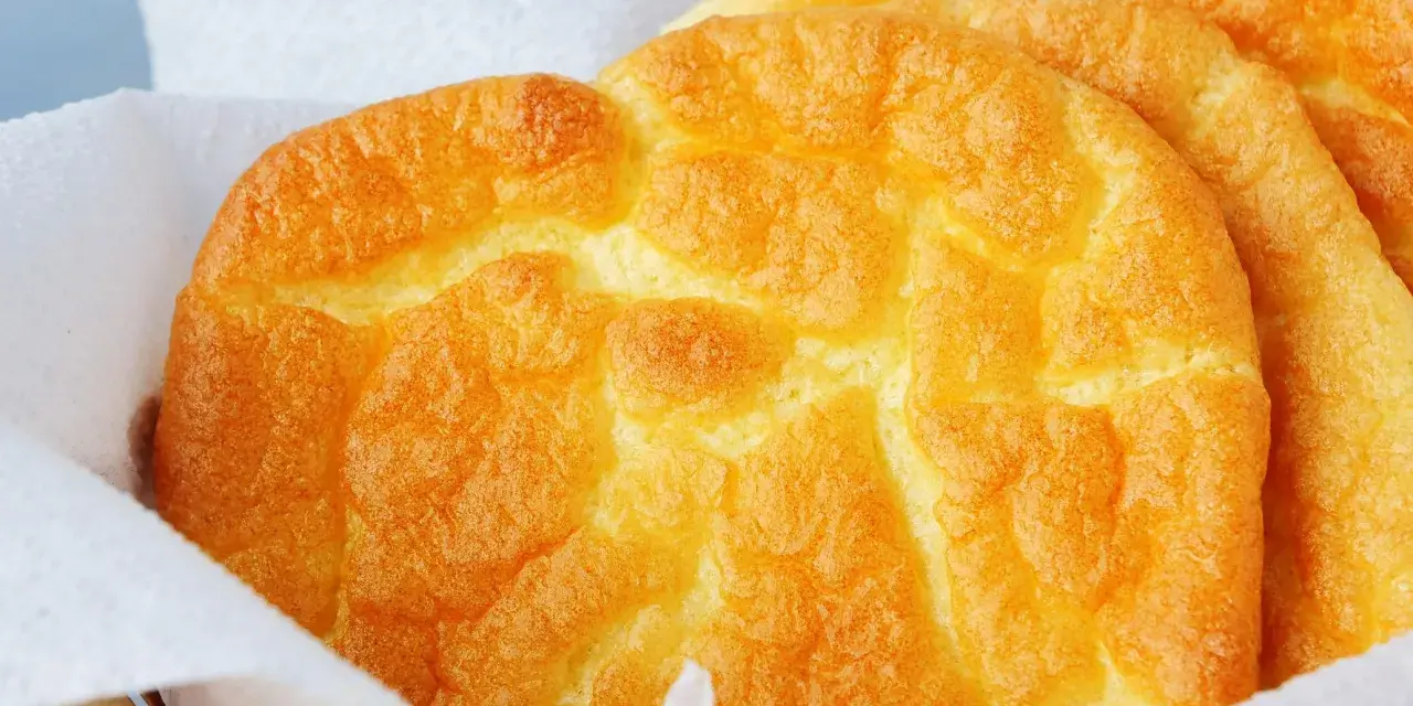 Puszyste, złociste cloud bread, idealne na lekki posiłek. Prosty cloud bread przepis na zdrowe pieczywo.