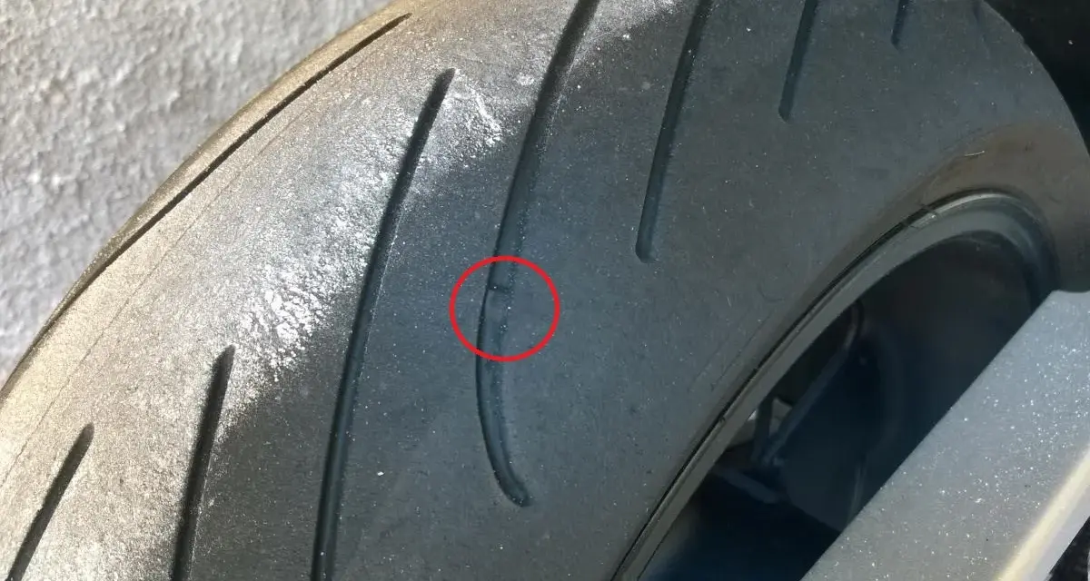 Gomma moto con segno di usura, un dettaglio che fa pensare: dopo quanti anni le gomme moto si induriscono?