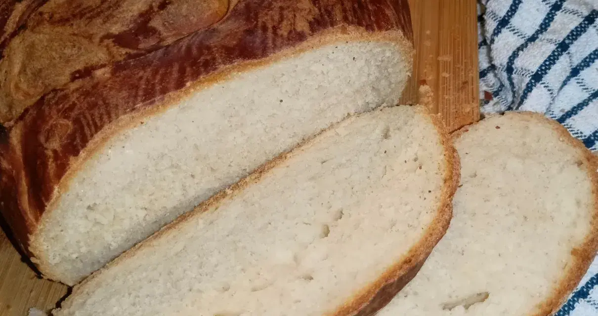 Puszysty chleb z mlekiem, pokrojony w kromki, z chrupiącą skórką. Idealny na śniadanie.