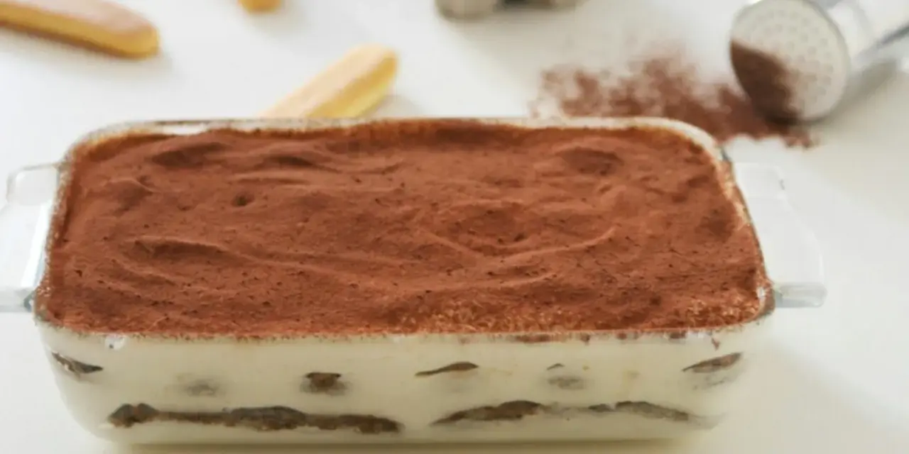 Tiramisù pronto, con 500 g di mascarpone, savoiardi e cacao. Ingredienti per una ricetta perfetta.