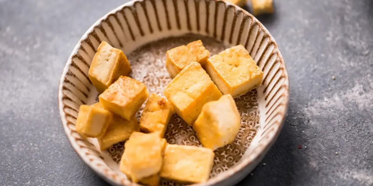 Goldbraun gebratene Tofuwürfel in einer Schale, bereit zum Genießen. Perfekt, um Tofu zuzubereiten.