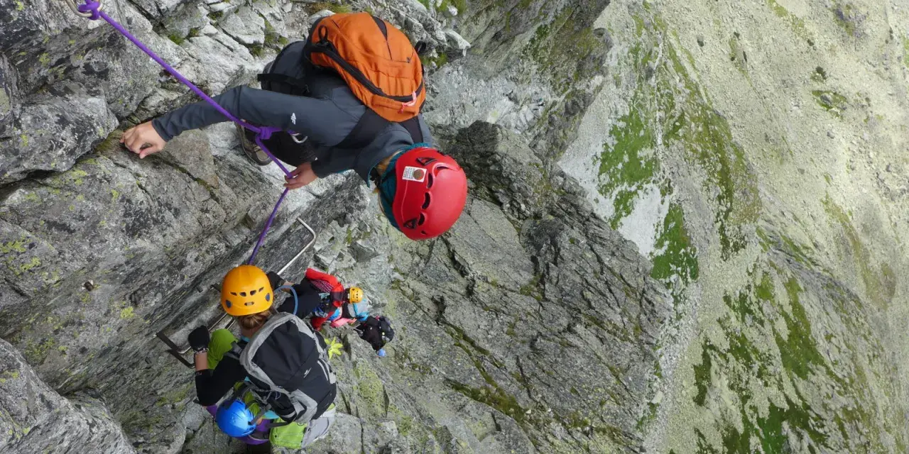 Wspinacze na via ferrata Gerlach. Trasa pełna wyzwań, z widokiem na skaliste zbocza.