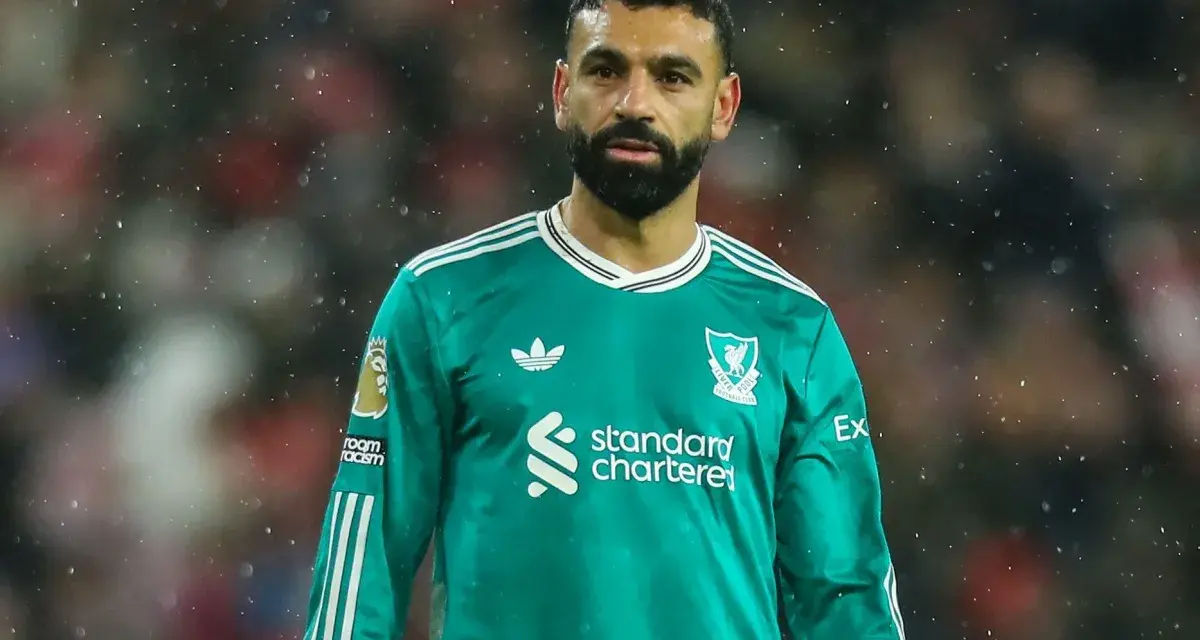 Mohamed Salah w zielonej koszulce Liverpoolu, symbol jego obecności w klubie, która jest kluczowa dla transferów Liverpool.