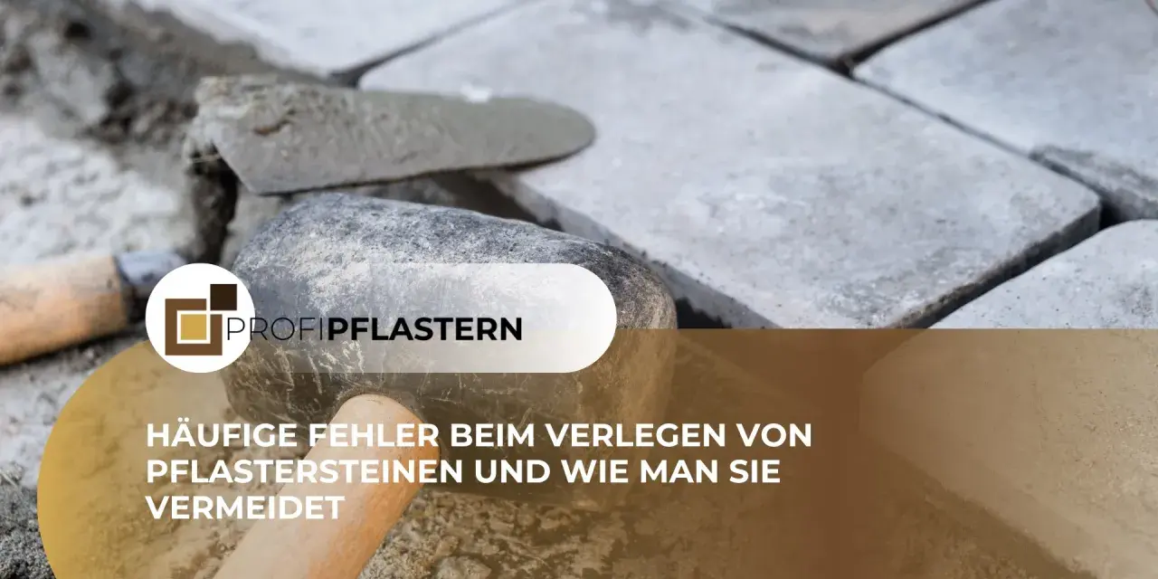 Werkzeuge zum Gehwegplatten verlegen: Ein Hammer und eine Kelle liegen neben frisch verlegten Pflastersteinen.