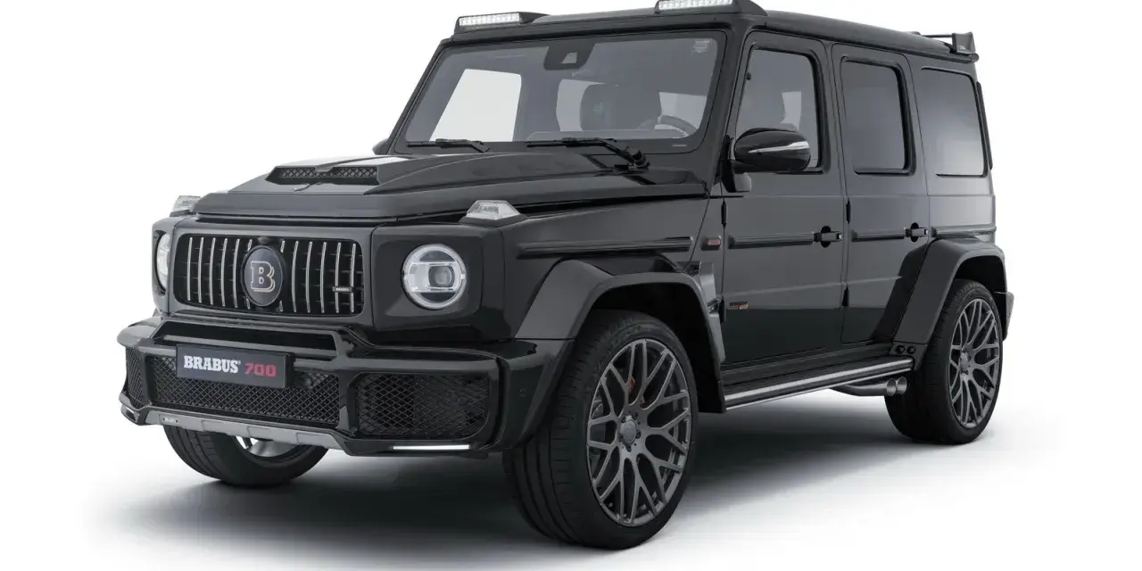Czarny Mercedes Brabus 700 z agresywnym body kitem i dodatkowymi światłami na dachu.