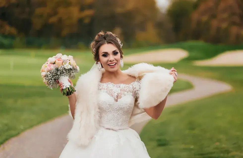 Okrycie ślubne: Stylizacje 2w1 na każdą pogodę i porę roku