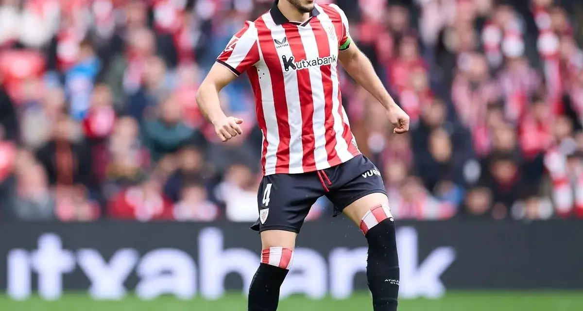 Aitor Paredes, jugador del Athletic Club, controla el balón en un partido.
