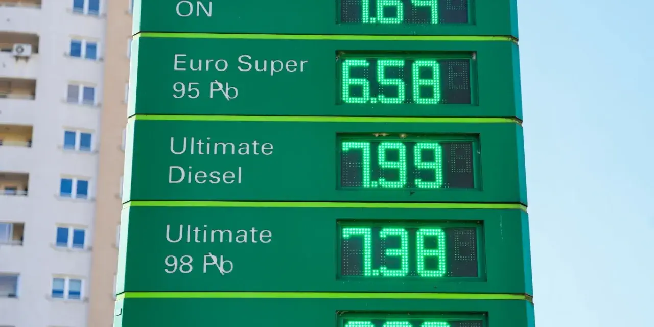 Cena oleju opałowego i innych paliw na stacji: Diesel ON 7.64, Euro Super 95 Pb 6.58, Ultimate Diesel 7.99, Ultimate 98 Pb 7.38, Autogaz 3.09.