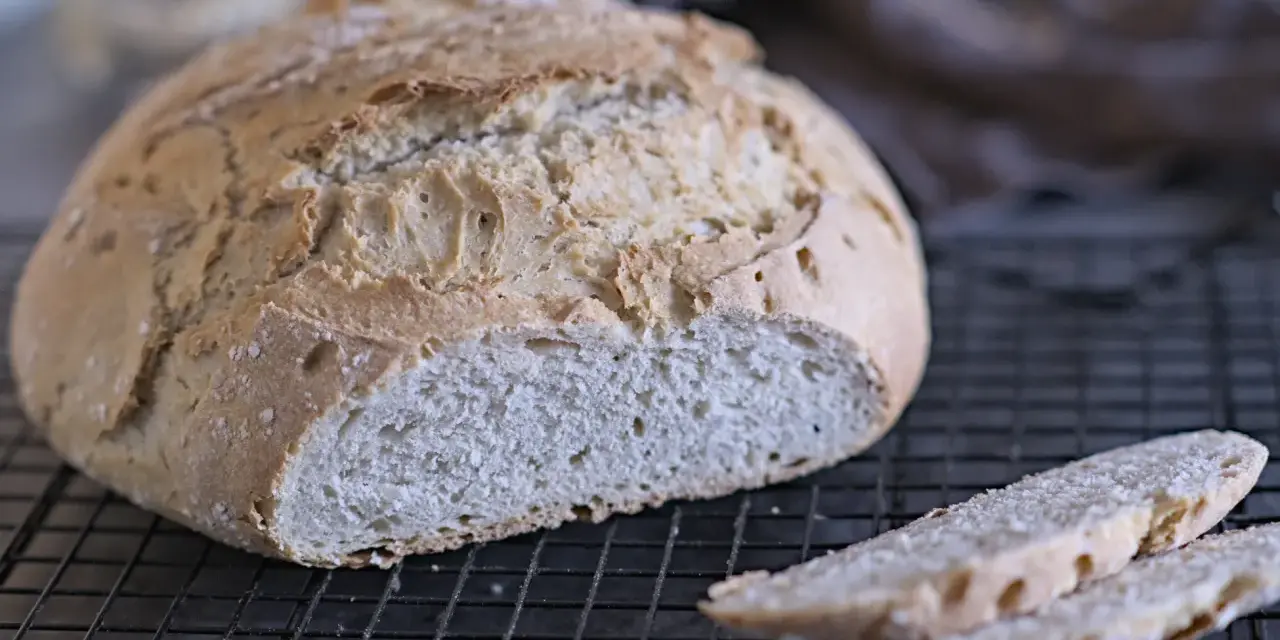 Frisch gebackenes Krustenbrot mit knuspriger Kruste und weicher Krume, perfekt für jedes Krustenbrot Rezept.