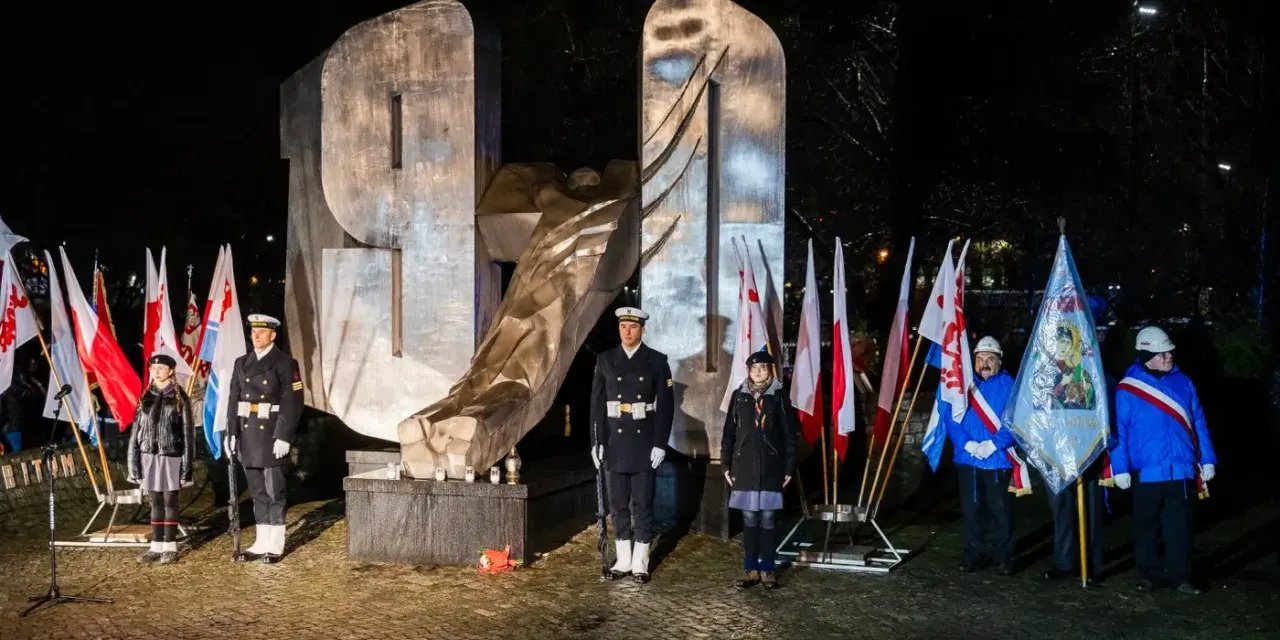 Uroczystość przy pomniku Ofiar Grudnia 1970 w Gdyni. Wartę honorową przy monumentalnym obelisku pełnią żołnierze i harcerze.