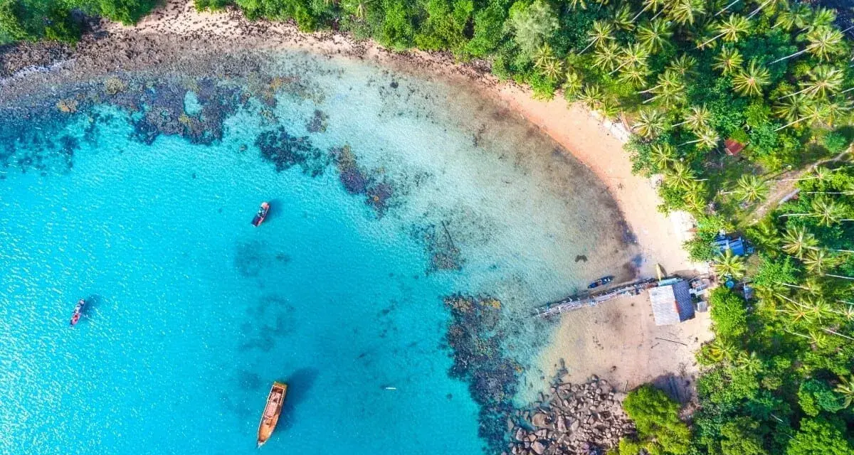 Rajska zatoka z turkusową wodą, piaszczystą plażą i palmami. To miejsce to jedne z najpiękniejszych wysp Europy.