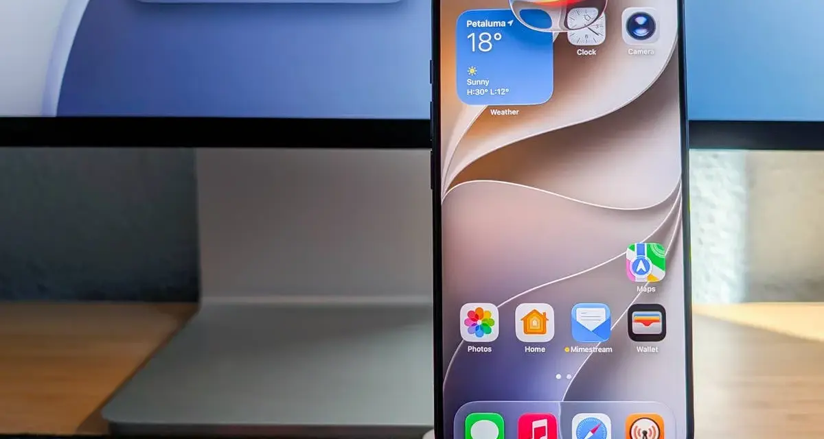 Ein iPhone zeigt Widgets für Wetter, Uhr und Kamera. Die Frage "was kann Siri alles" wird durch die vielen Apps und die Suchleiste auf dem iMac im Hintergrund angedeutet.