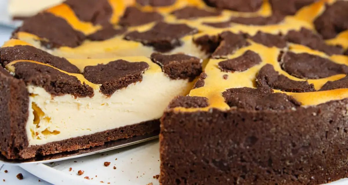 Ein fluffiger russischer Zupfkuchen mit Schokoladenstreuseln und cremiger Füllung, bereit zum Genießen.