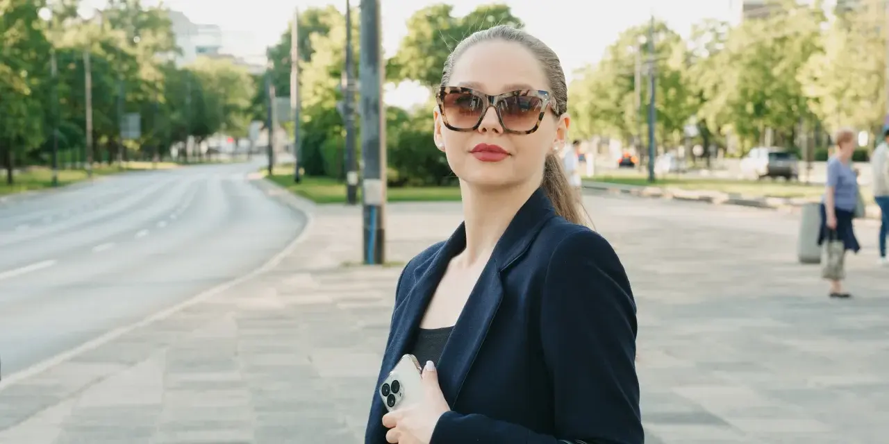 Jaką bluzkę wybrać do granatowej marynarki, aby wyglądać stylowo?