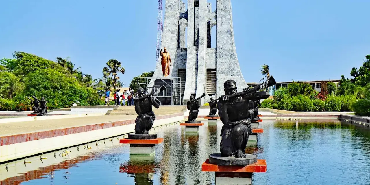 Pomnik Kwame Nkrumaha w Akrze, Ghana, z rzeźbami muzyków w stawie.