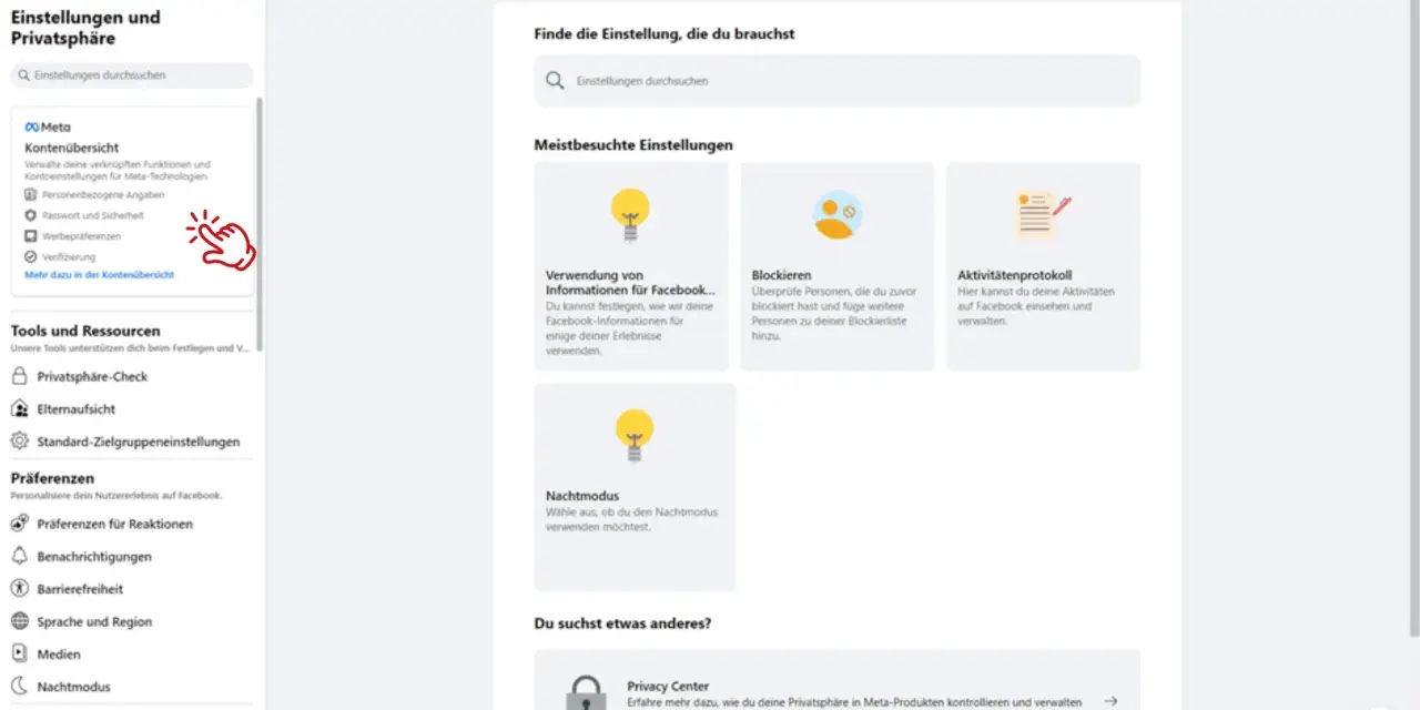 Facebook-Einstellungen: Ein Finger tippt auf "Kontenübersicht" in der linken Seitenleiste.