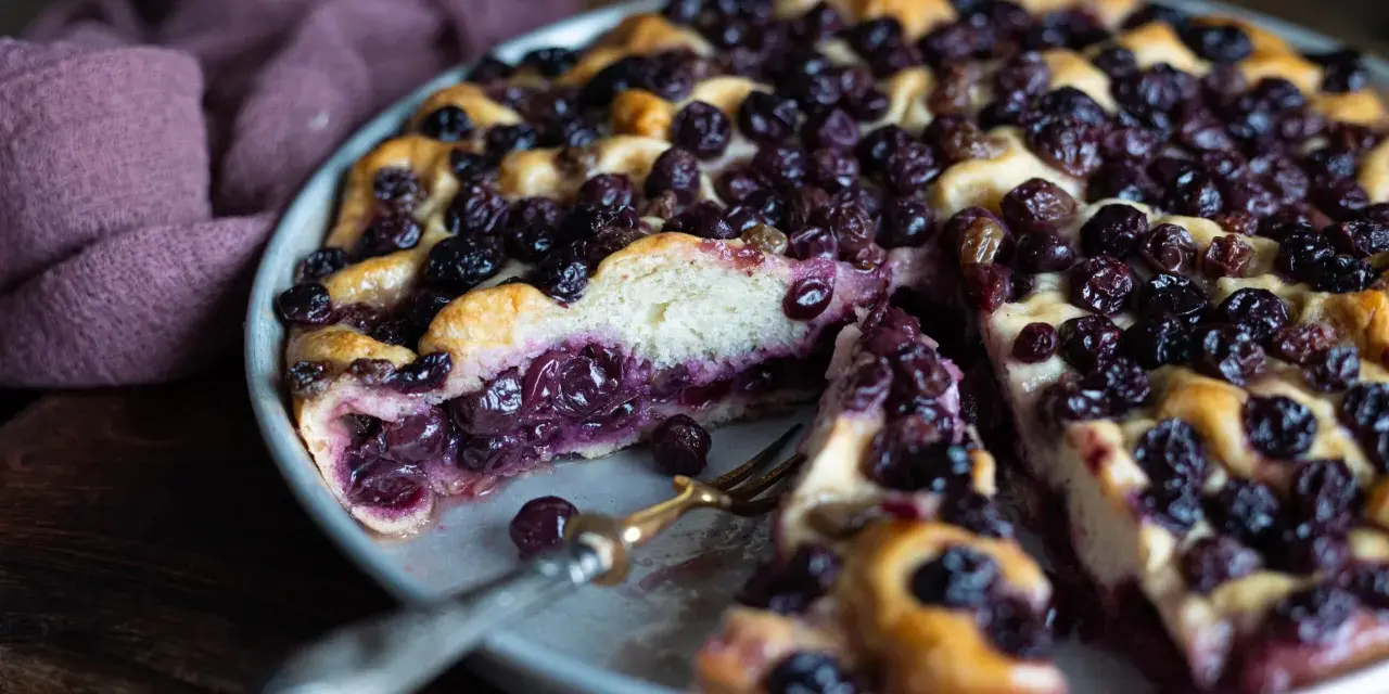 Schiacciata con l'uva succosa, un dolce rustico con uva scura e pasta soffice, pronto per essere gustato.