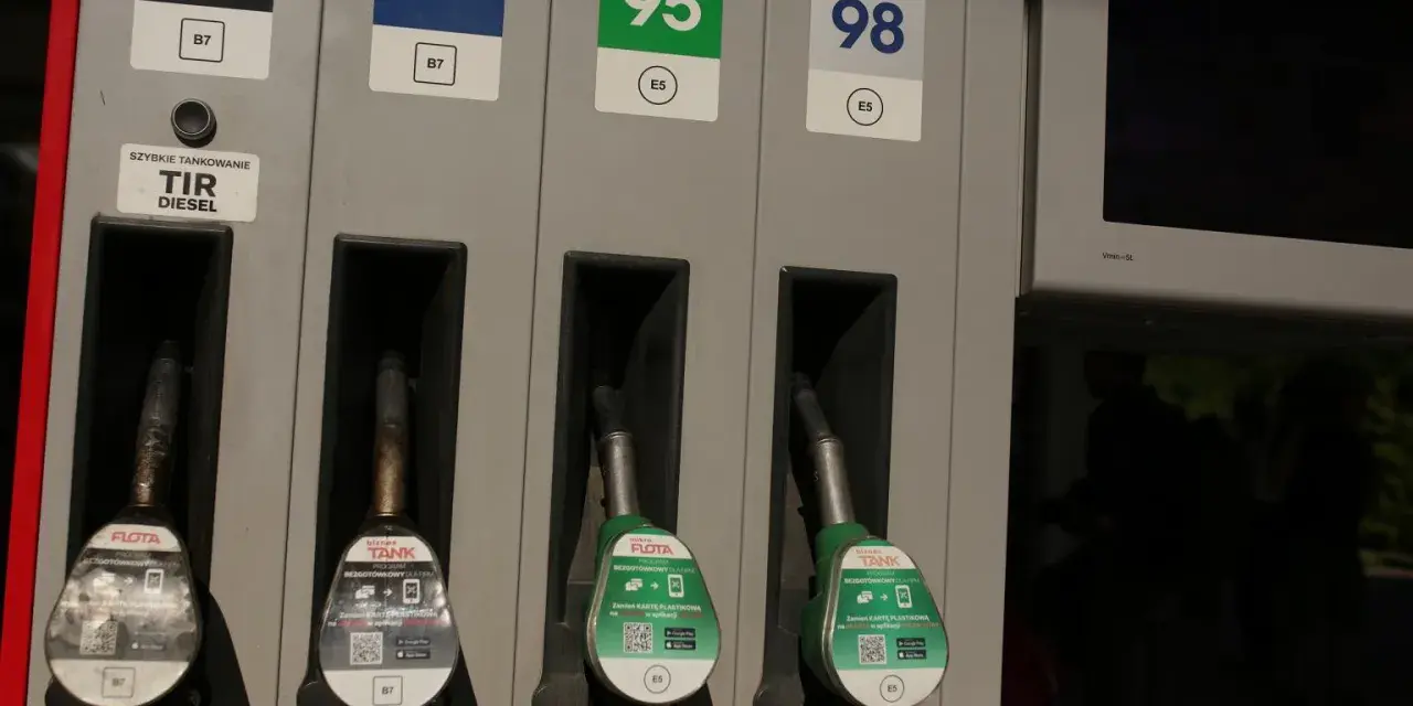Dostępne paliwa: Diesel, 95, 98, a także benzyna 98. Dwa dystrybutory z wężami do tankowania.