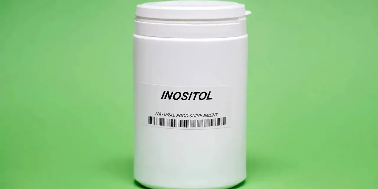 Biały słoiczek z napisem "INOSITOL NATURAL FOOD SUPPLEMENT". Inozytol w ciąży to cenny suplement.