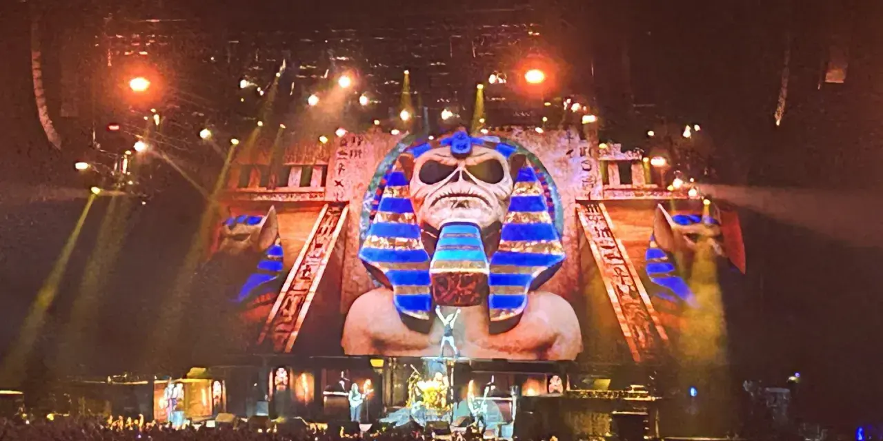 Niesamowity koncert w Polsce! Na scenie gigantyczny ekran z wizerunkiem faraona, a przed nim tłum fanów.