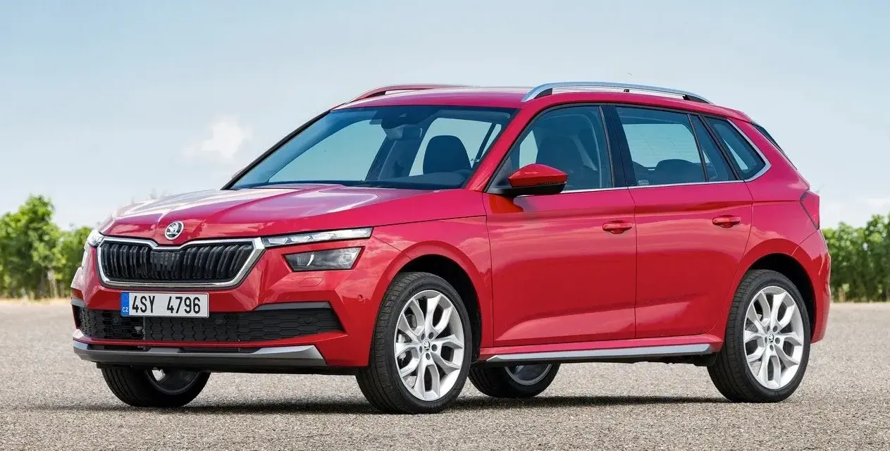Czerwona Skoda Kamiq na tle nieba. Choć piękna, warto znać jej potencjalne skoda kamiq wady, np. dotyczące wyciszenia.