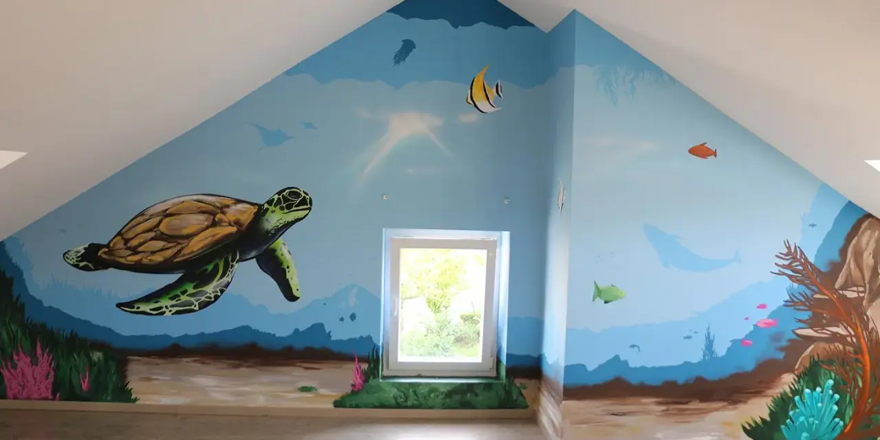 Fresque dessin d'un monde sous-marin avec une tortue, des poissons, une baleine et des coraux.