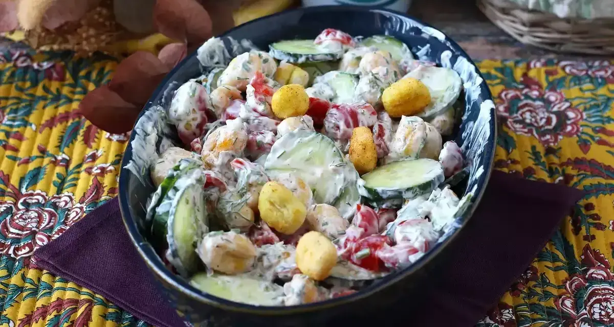 Cremiger Gnocchi-Salat mit Gurken, Tomaten und Dill, garniert mit knusprigen Croutons.