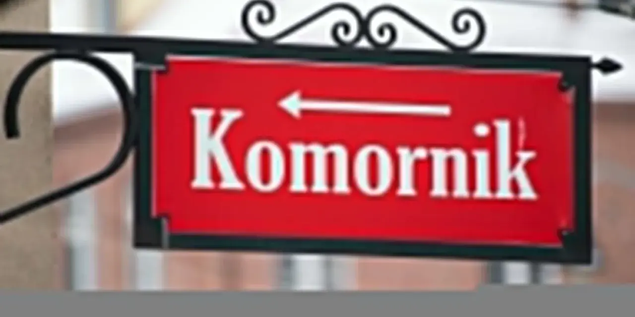 Tabliczka "Komornik" z białą strzałką w lewo. Informuje o tym, jakich świadczeń nie może zająć komornik.